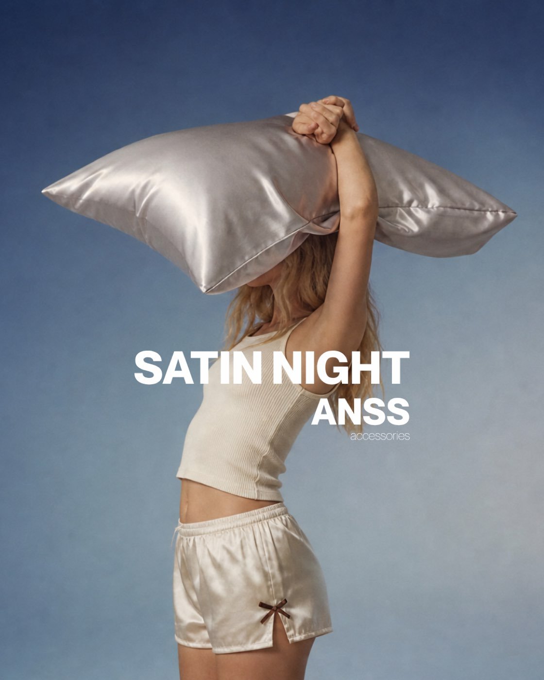 Modèle tenant un oreiller en satin ANSS au-dessus de la tête